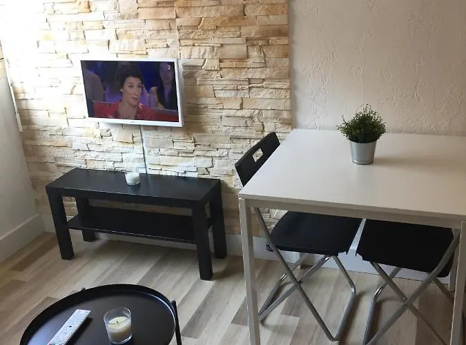 A 2 Pas De La Promenade Des