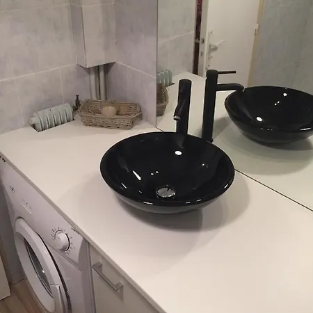 A 2 Pas De La Promenade Des Nizza