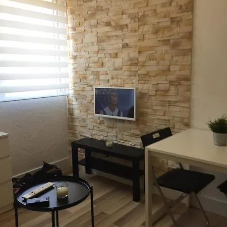 A 2 Pas De La Promenade Des *