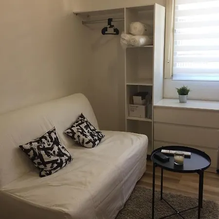 A 2 Pas De La Promenade Des