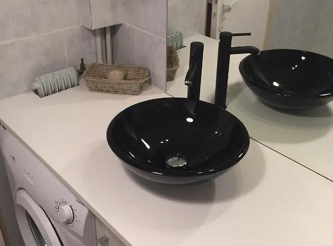 A 2 Pas De La Promenade Des Nizza