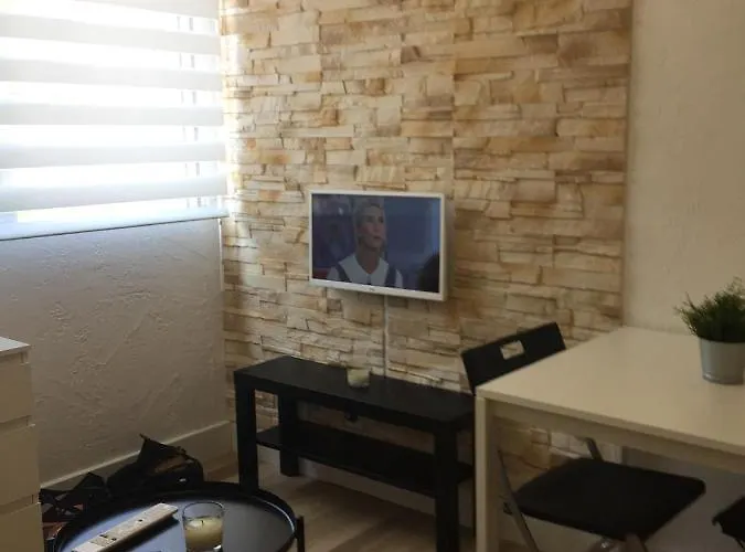 A 2 Pas De La Promenade Des *