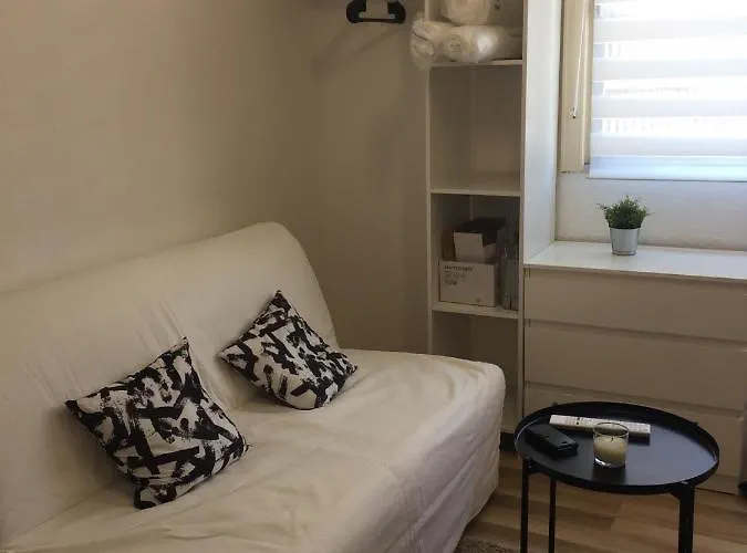 A 2 Pas De La Promenade Des